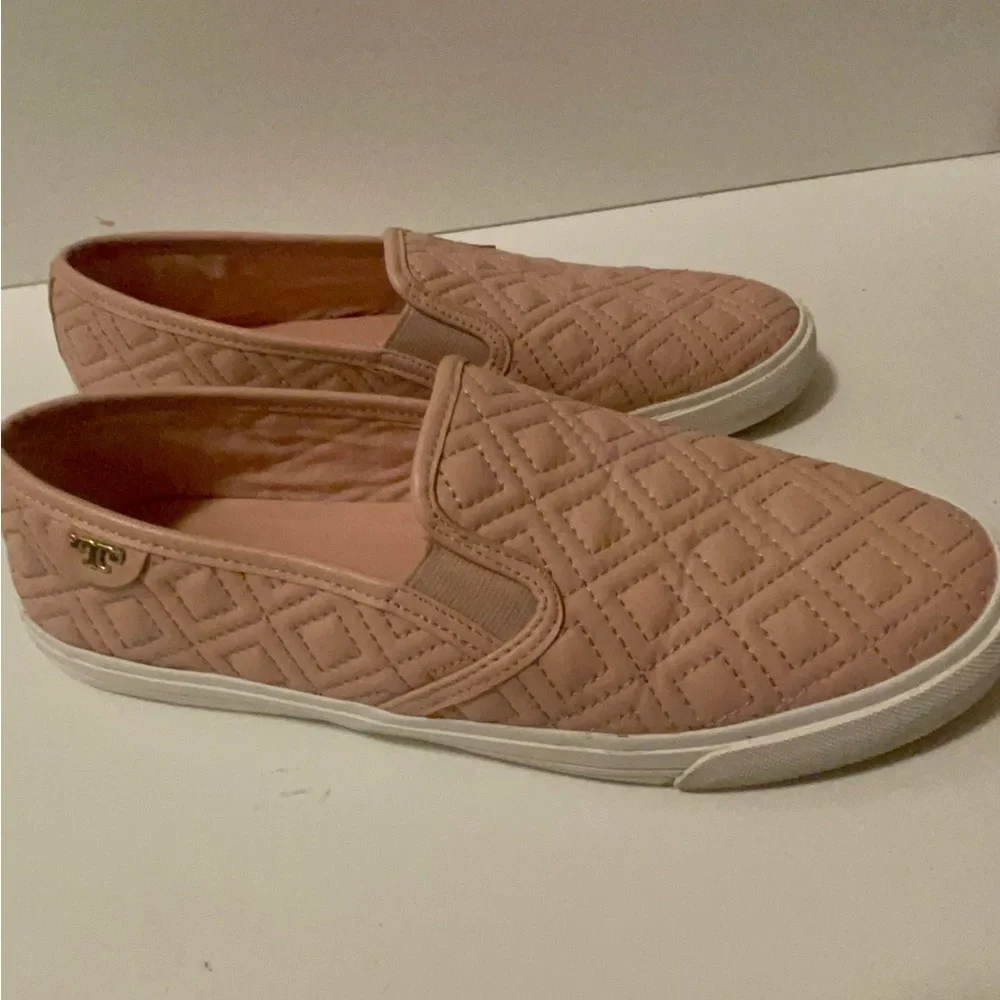Tory Burch, beautiful pink color slippers